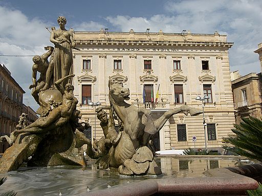 La superbe fontaine de Diane à Syracuse