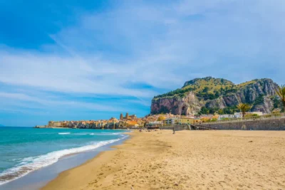 Cefalù, entre plage de sable, mer Méditerranée et centre historique