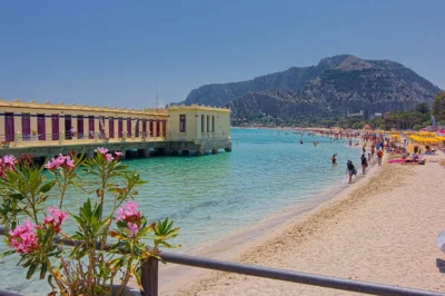 Mondello, la célèbre plage de sable aux portes de Palerme